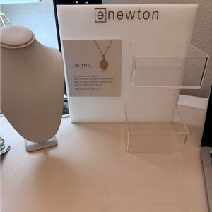 Enewton display with neck